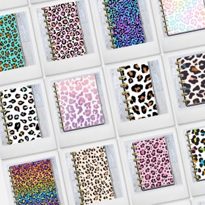 Könnte beinhalten: Eine Sammlung von Notizbüchern mit Leopardenmuster-Designs in verschiedenen Farben. Die Cover zeigen Pink, Blau, Orange und neutrale Töne. Jedes Notizbuch hat eine goldene Spiralbindung.