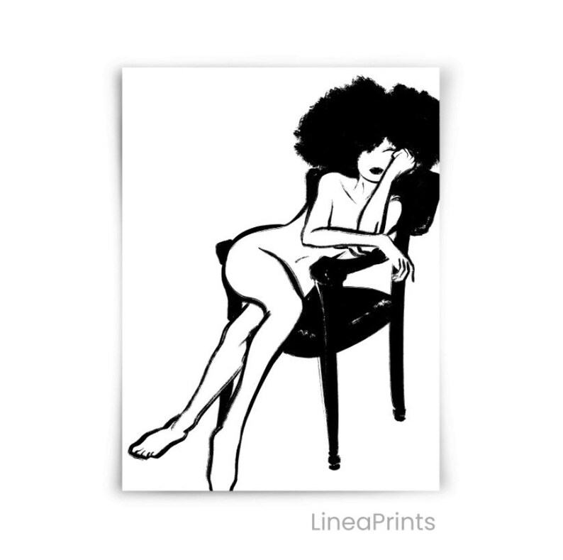 Pu&ograve; includere: Illustrazione in bianco e nero di una persona seduta su una sedia. La persona ha un'acconciatura afro e indossa un abbigliamento semplice. L'immagine &egrave; minimalista ed elegante.
