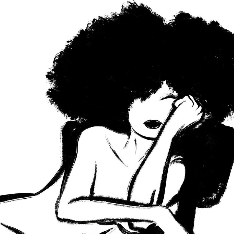 Pu&ograve; includere: Illustrazione in bianco e nero di una persona con un'acconciatura afro, che indossa un abbigliamento semplice e posa con la mano sul viso.