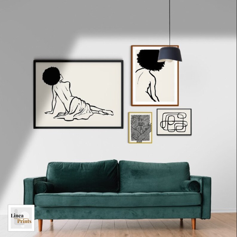 Puede incluir: Cuatro impresiones en blanco y negro de arte de l&iacute;nea en una pared blanca sobre un sof&aacute; de terciopelo verde azulado. Las impresiones presentan formas abstractas y una mujer de espaldas.
