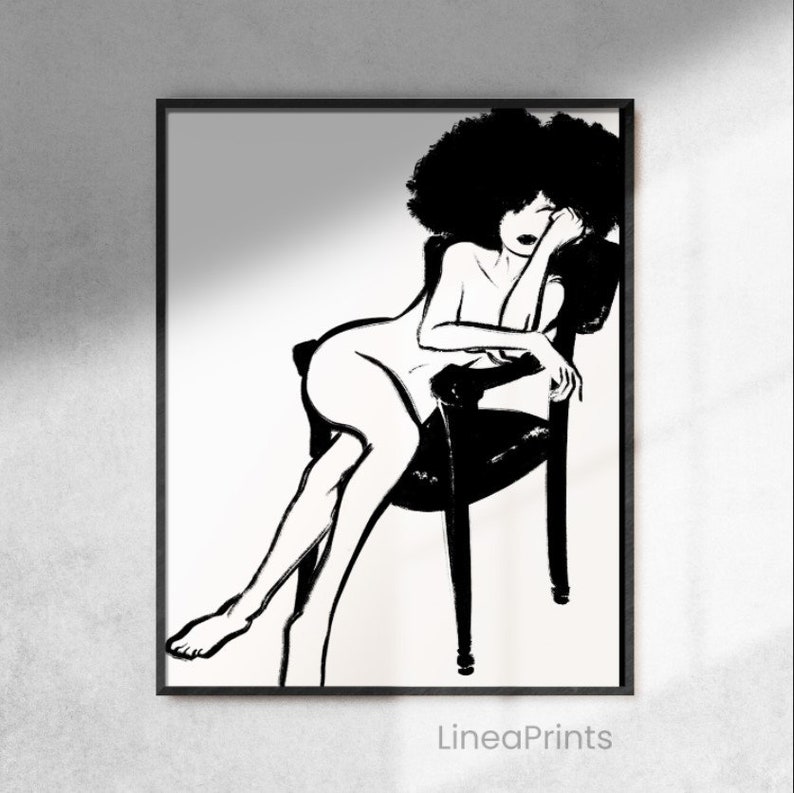 Pu&ograve; includere: Illustrazione in bianco e nero di linea d'arte di una persona seduta su una sedia. La persona ha un'acconciatura afro e indossa un abbigliamento semplice. L'immagine &egrave; in stile minimalista.