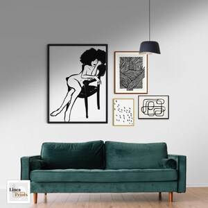 Pu&ograve; includere: Un set di quattro stampe di arte di linea in bianco e nero con disegni astratti. Le stampe sono incorniciate in cornici nere, dorate e marroni e sono appese a una parete bianca sopra un divano in velluto verde scuro.
