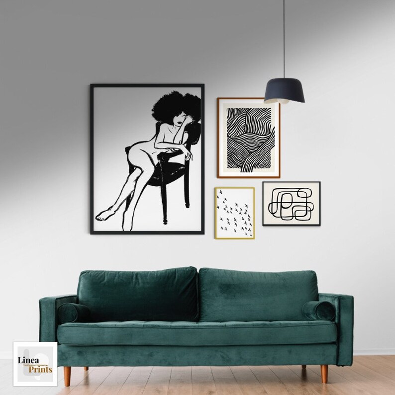 Pu&ograve; includere: Un set di quattro stampe di arte di linea in bianco e nero con disegni astratti. Le stampe sono incorniciate in cornici nere, dorate e marroni e sono appese a una parete bianca sopra un divano in velluto verde scuro.