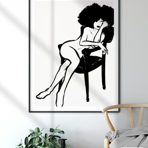 Pu&ograve; includere: Stampa in bianco e nero di arte lineare di una donna con un afro seduta su una sedia. La donna &egrave; inclinata in avanti con la mano sul mento.