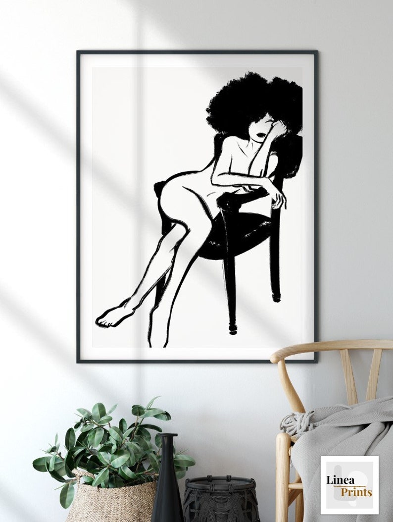 Pu&ograve; includere: Stampa in bianco e nero di arte lineare di una donna con un afro seduta su una sedia. La donna &egrave; inclinata in avanti con la mano sul mento.