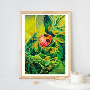 Op de afbeelding: Een ingelijst schilderij met een levendige botanische scène in groen- en geeltinten met een centraal roze en oranje lieveheersbeestje. Het kunstwerk zit in een lichtgekleurde houten lijst en toont expressieve penseelstreken en kleuren.