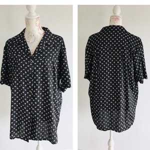 Black VINTAGE Blouse With white floral print size 16/18 UK - Black and Gold Buttons