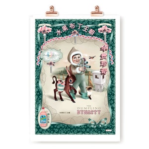 Puede incluir: Un p&oacute;ster de estilo vintage con fondo verde y borde blanco. El p&oacute;ster presenta una ilustraci&oacute;n de dibujos animados de un ni&ntilde;o que lleva un abrigo de invierno blanco y sostiene una c&aacute;mara. El ni&ntilde;o camina con un burro y un gato. El p&oacute;ster tambi&eacute;n presenta el texto "The Dumpling Dynasty" y "水果布丁王朝".
