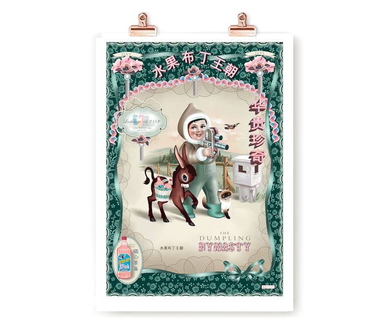 Puede incluir: Un p&oacute;ster de estilo vintage con fondo verde y borde blanco. El p&oacute;ster presenta una ilustraci&oacute;n de dibujos animados de un ni&ntilde;o que lleva un abrigo de invierno blanco y sostiene una c&aacute;mara. El ni&ntilde;o camina con un burro y un gato. El p&oacute;ster tambi&eacute;n presenta el texto "The Dumpling Dynasty" y "水果布丁王朝".