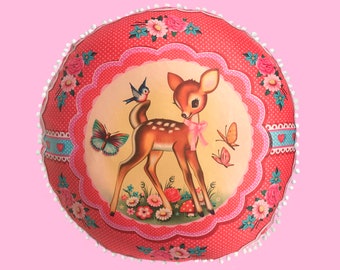 Jätte Bambi golvkudde: Retro hjorttema med pompomkant