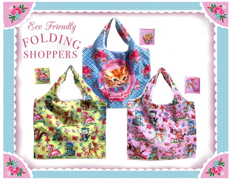 Puede incluir: Se muestran tres bolsas de la compra plegables y ecol&oacute;gicas. Una es azul claro con un dise&ntilde;o de gato, otra es verde claro con un dise&ntilde;o de ciervo y la tercera es rosa con un dise&ntilde;o de gato y ciervo. Cada bolsa tiene una peque&ntilde;a bolsa a juego.