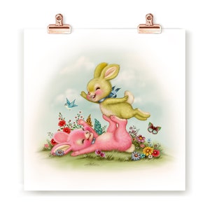 Puede incluir: Un conejo rosa est&aacute; acostado de espaldas con las patas en el aire. Un conejo amarillo est&aacute; de pie sobre los pies del conejo rosa y est&aacute; saltando en el aire. Ambos conejos est&aacute;n sonriendo. Los conejos est&aacute;n rodeados de flores y un p&aacute;jaro azul est&aacute; volando en el fondo.