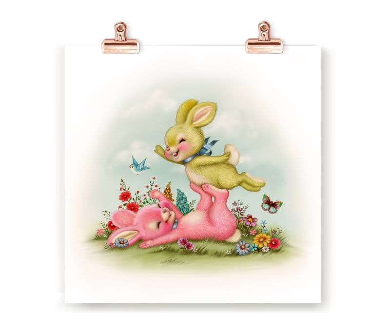 Puede incluir: Un conejo rosa est&aacute; acostado de espaldas con las patas en el aire. Un conejo amarillo est&aacute; de pie sobre los pies del conejo rosa y est&aacute; saltando en el aire. Ambos conejos est&aacute;n sonriendo. Los conejos est&aacute;n rodeados de flores y un p&aacute;jaro azul est&aacute; volando en el fondo.
