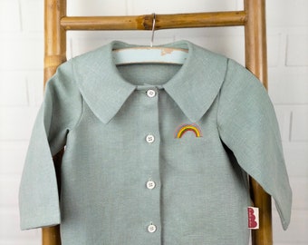 Chemise enfant à manches longues et grand col pointu en lin vert sauge taille 12 mois, broderie à la main motif arc en ciel