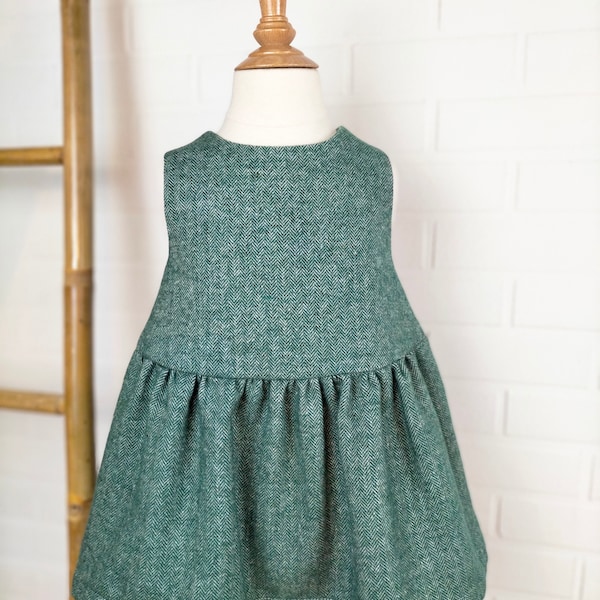 Robe chasuble en tissu coton/laine à chevrons vert, empiècement haut doublé coton fleuri, boutons de nacre, taille 18 mois, fait-main