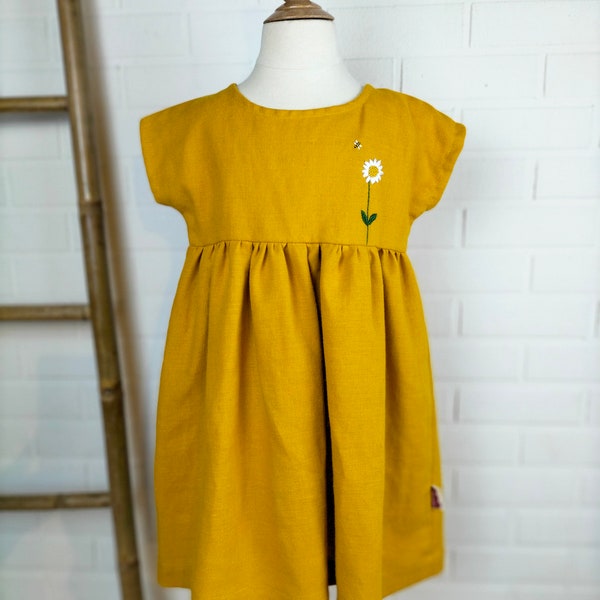 Robe manches courtes en lin jaune brodé main, boutons assortis, taille 3 ans, fait-main