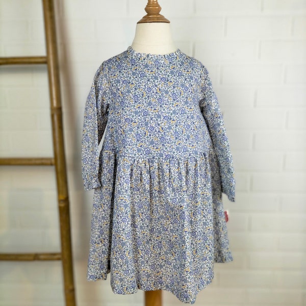 Robe manches longues en popeline de coton fleuri bleu, empiècement haut doublé en lin bleu, boutons assortis, taille 24 mois, fait-main