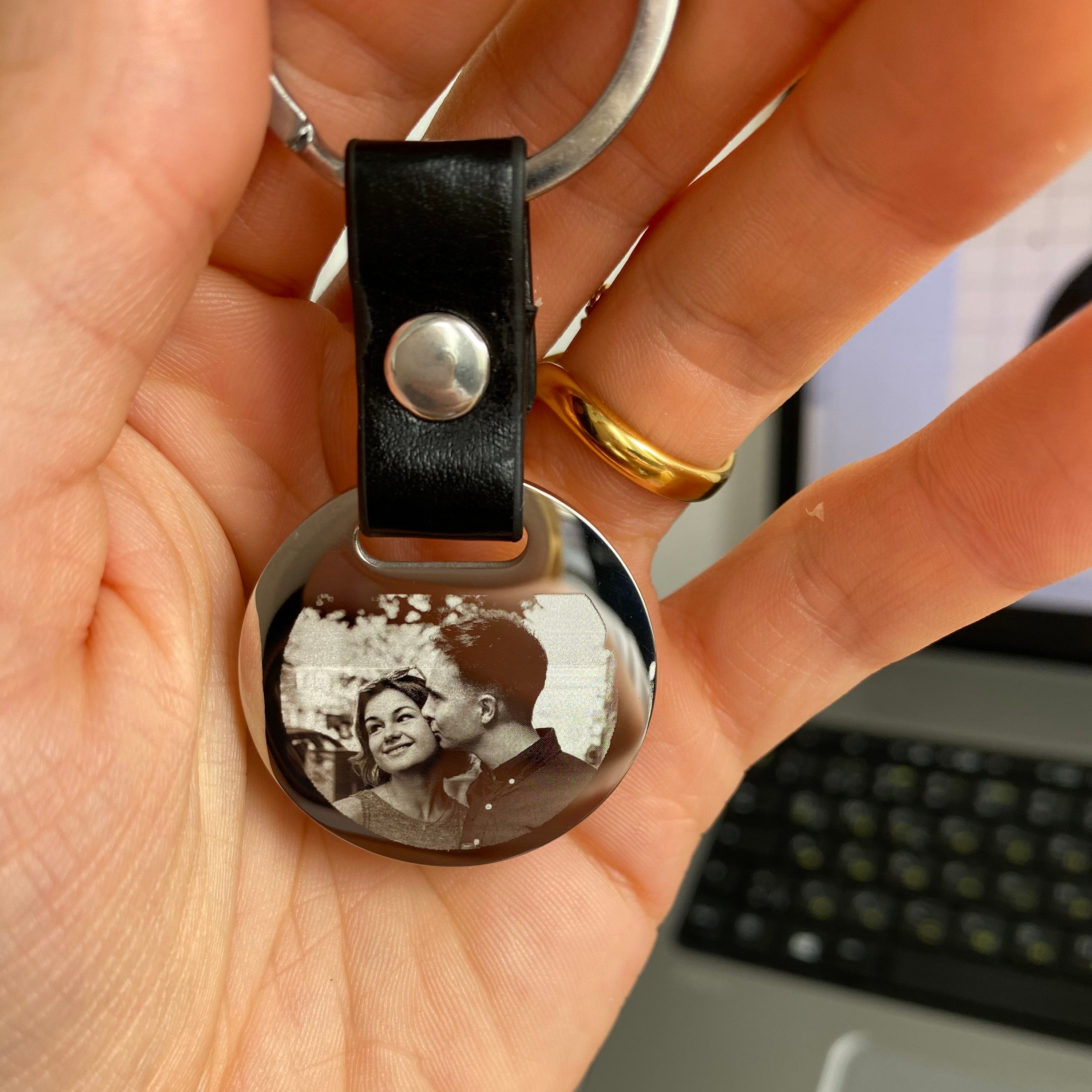 Personalisierter Schlüsselanhänger mit Gravur Foto-Projektion Geburtsstein  4-seitig mit Wunschgravur personalisiert 3D Vertical Cuboid Bar  Schlüsselanhänger Edelstahl Quader Auto Schlüsselanhänger : :  Fashion