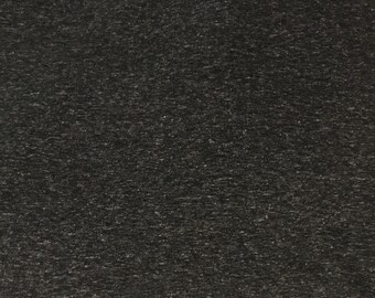 Puede incluir: Primer plano de una superficie texturizada gris oscuro. La superficie tiene un patrón de grano fino y sutil.