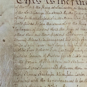 Peut inclure: Un document manuscrit avec le texte "This is the fine of the Lord the Kuig at Lancaster on Mond of the Lord Goor go the second by the Grace of of the faith en defore Sir William Leo Bu fiolo pleas bo before the same Love tho Ipchoquer of the said Lord the king at wor sthors tion and thoro prosout Botuvon I Edmund Bloasdale Margaret his wifo Hou Wife Jolm cartor and Sarale bis Wifo c Shieblos Two Orchards Iwa Gardens Twenty de pasture commuon of Pasture for all Cattlo au in the pariste of Blackburn and stalimin – Covenant was Summunonod Botwoon thom ins Mary Firomas Haukuifon Alice Juhu Cartor aforesaid with the lo purtonausos to be the Aanhuison Alico folum Carter and Sarale"