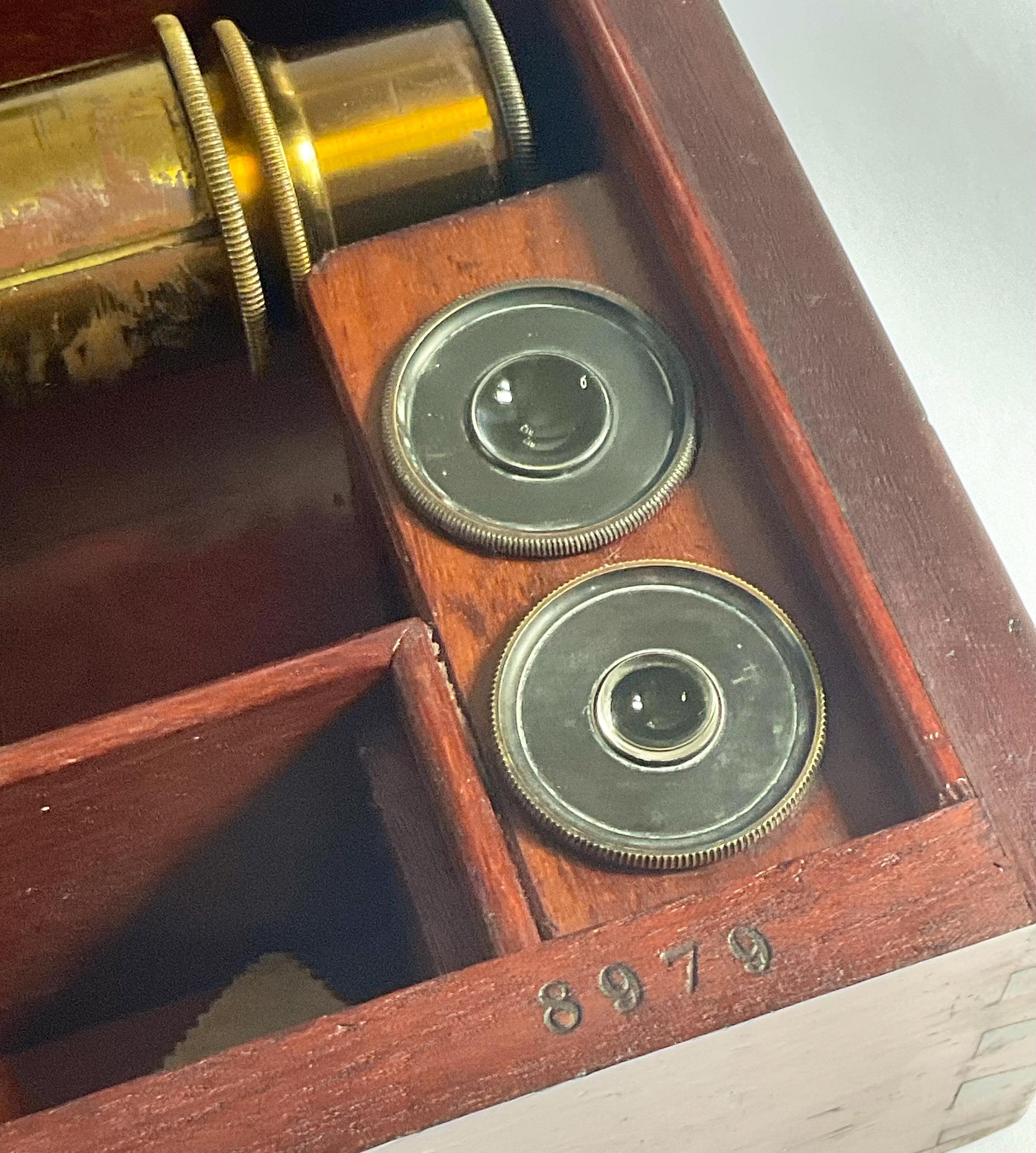 1870 年製のフランス製アンティーク顕微鏡（ケースと付属品付き