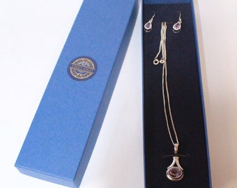 Coffret, pendentif et boucles d'oreilles en argent. bijoux vintage.