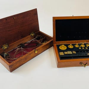Antike Waage und Gewichte, zwei Sets