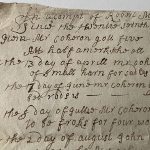 Puede incluir: Un trozo de papel envejecido, texturizado y de color marrón claro con texto manuscrito en cursiva con tinta oscura. El documento contiene asientos contables históricos con fechas y nombres, incluyendo referencias a Mr. Cohoron y varias transacciones.