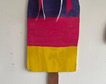 Försköna ditt utrymme med denna lekfulla glassdörrhängare – ljus, rolig och perfekt för att ge en touch av sommarcharm!