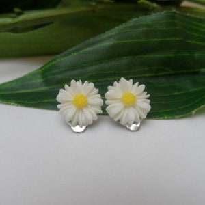 Girls Daisy Clip on earrings, flower Clip on Earrings,  Daisy earrings, Girls Clip on Earrings, Daisy Clip on Earrings