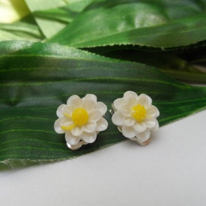 Girls Daisy Clip on earrings, flower Clip on Earrings,  Daisy earrings, Girls Clip on Earrings, Daisy Clip on Earrings