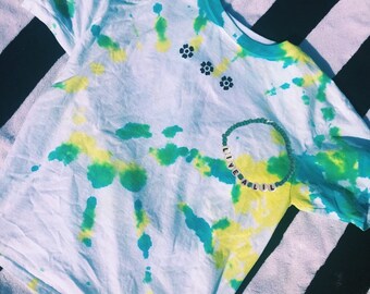 Gulblå och grön spiralfärgad tie dye-t-shirt med blommönster och valfritt armband
