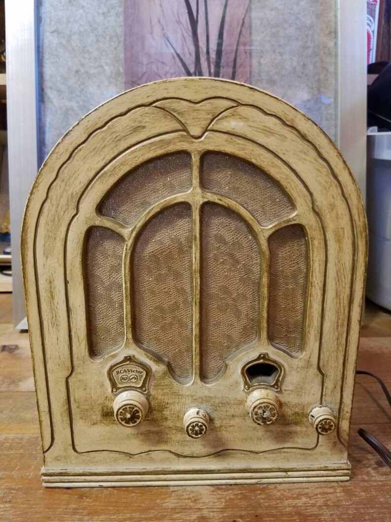 Vintage RCA Victor Cathedral Tube Radio