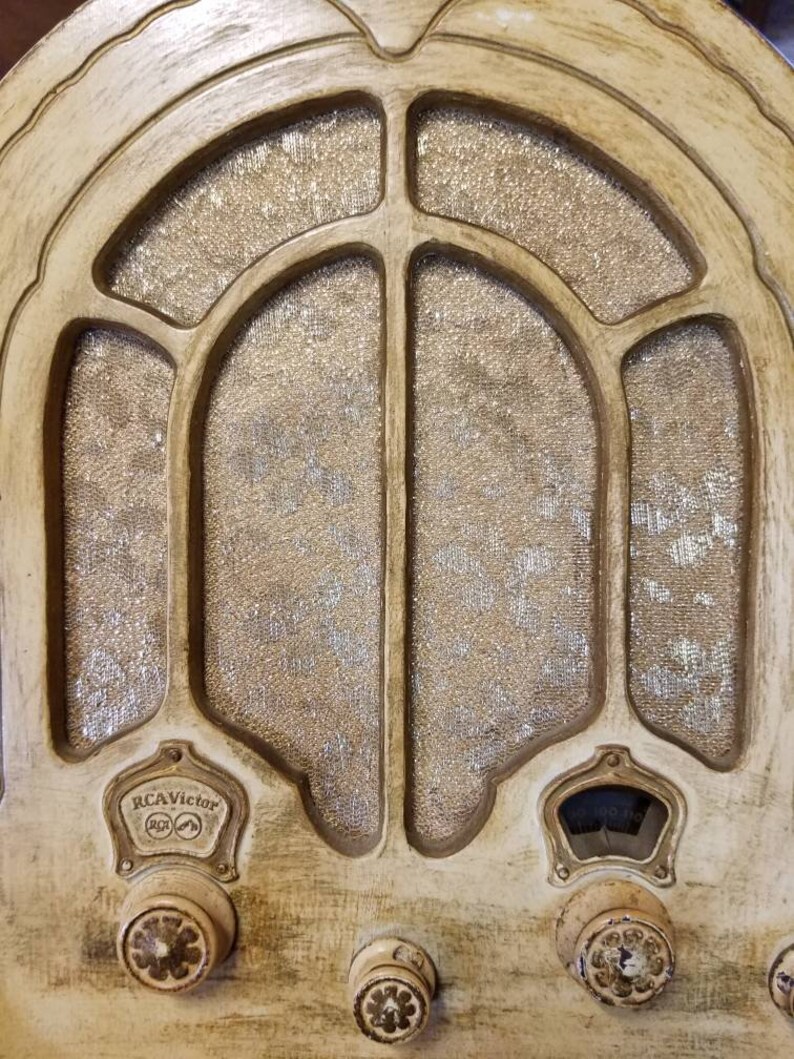 Vintage RCA Victor Cathedral Tube Radio