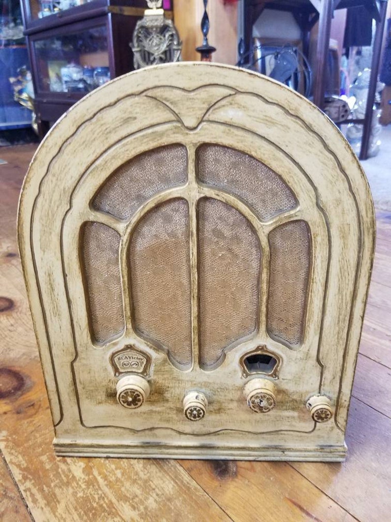 Vintage RCA Victor Cathedral Tube Radio