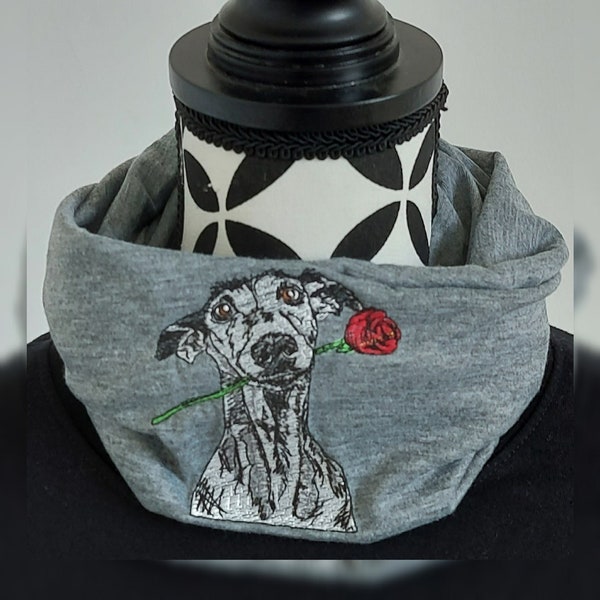 Schlauchschal in heather grey mit Windhund mit Rose bestickt