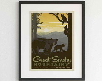 Puede incluir: Un póster de estilo vintage con una combinación de colores amarillo, naranja y marrón que presenta una silueta de tres osos en el Parque Nacional de las Grandes Montañas Humeantes. El texto dice "Great Smoky Mountains National Park".