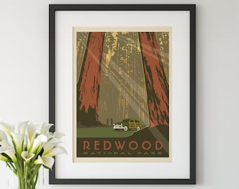 Può includere: Un poster in stile vintage con un'illustrazione retrò di un'auto che guida attraverso una foresta di sequoie. Il poster è incorniciato in nero e ha il testo "REDWOOD NATIONAL PARK" in basso.