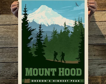 Könnte beinhalten: Ein Vintage-Poster mit einer malerischen Aussicht auf den Mount Hood, den höchsten Gipfel Oregons. Das Poster zeigt einen schneebedeckten Berg mit einem Wald im Vordergrund und zwei Wanderern, die auf einem Weg gehen. Der Text "MOUNT HOOD" und "OREGON'S HIGHEST PEAK" ist in Grün und Weiß dargestellt.