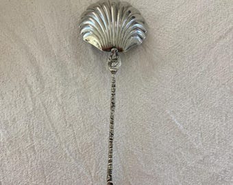 Antyczna łyżka do serwowania z muszli ze srebra