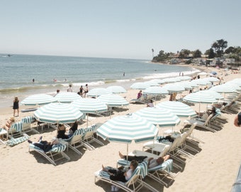 Santa Barbara Beach Poster: Gestreifte Regenschirme, Küstenwanddeko (Digitaldruck)
