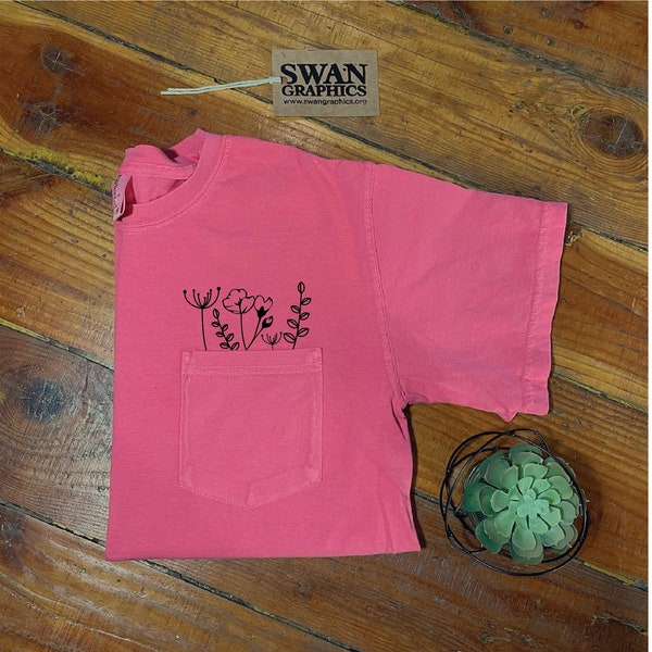 Camisa con bolsillos florales y colores cómodos: Camiseta con flores delicadas