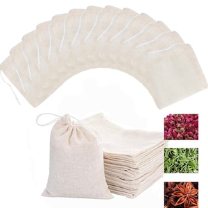 Könnte beinhalten: Ein Set mit 20 natürlichen Baumwoll-Musselin-Teebeuteln mit Kordelzug. Die Beutel sind gefaltet und gestapelt, wobei ein einzelner Beutel geöffnet ist, um den Stoff zu zeigen. Das Bild enthält auch drei kleine Bilder von verschiedenen Kräutern und Gewürzen, die in den Beuteln verwendet werden können.