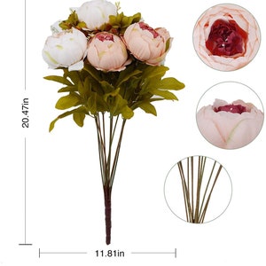 Puede incluir: Un ramo de peon&iacute;as artificiales con flores rosas y blancas y hojas verdes. El ramo mide 52 cm de alto y 30 cm de ancho.