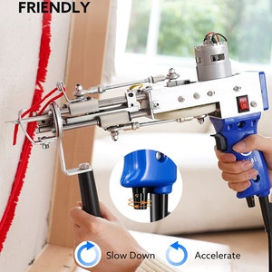 Pu&ograve; includere: Uno strumento per tappezzeria blu e argento con un cavo rosso e un'impugnatura nera. Lo strumento ha un quadrante di controllo della velocit&agrave; con un'opzione di rallentamento e accelerazione. Il testo "SPEED ADJUSTABLE, MORE FRIENDLY" &egrave; nella parte superiore dell'immagine. Il testo "*if you are beginner, it's easier to start at a slowest speed" &egrave; nella parte inferiore dell'immagine.