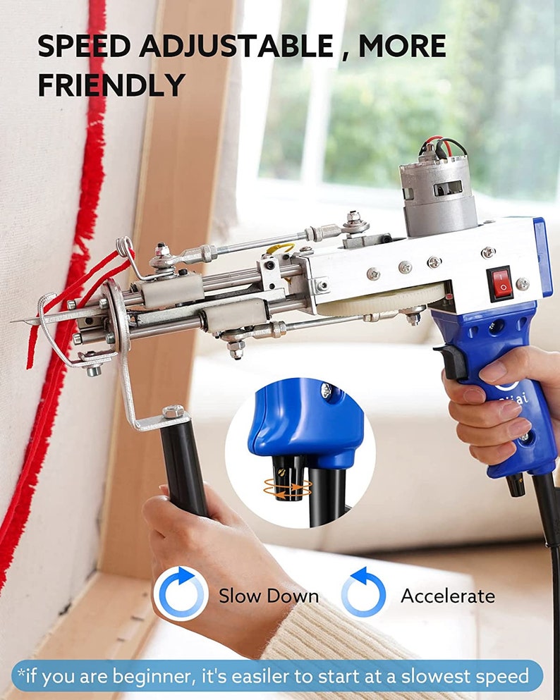 Pu&ograve; includere: Uno strumento per tappezzeria blu e argento con un cavo rosso e un'impugnatura nera. Lo strumento ha un quadrante di controllo della velocit&agrave; con un'opzione di rallentamento e accelerazione. Il testo "SPEED ADJUSTABLE, MORE FRIENDLY" &egrave; nella parte superiore dell'immagine. Il testo "*if you are beginner, it's easier to start at a slowest speed" &egrave; nella parte inferiore dell'immagine.