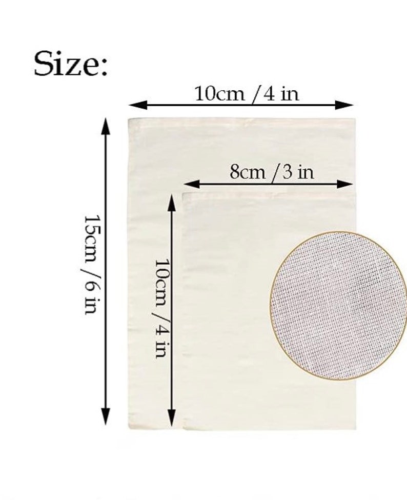 Może przedstawiać: Biały bawełniany materiał muślinowy o wymiarach 10 cm na 15 cm. Materiał jest złożony na p&oacute;ł, aby pokazać mniejszy odcinek o wymiarach 8 cm na 10 cm. Materiał służy do odcedzania płyn&oacute;w.