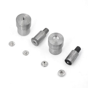 以下が含まれることがあります： 布地にスナップを付けるための金属製の工具4点セット。工具には、スナップセッター、スナップアンビル、スナップダイ2個が含まれています。また、銀色のスナップが4個あります。