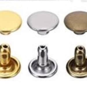 Puede incluir: Seis remaches met&aacute;licos en tres acabados diferentes: dorado, plateado y bronce. Cada remache tiene una cabeza redonda y un v&aacute;stago cil&iacute;ndrico.