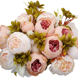 Puede incluir: Un ramo de peon&iacute;as rosas artificiales con hojas verdes y flores blancas.